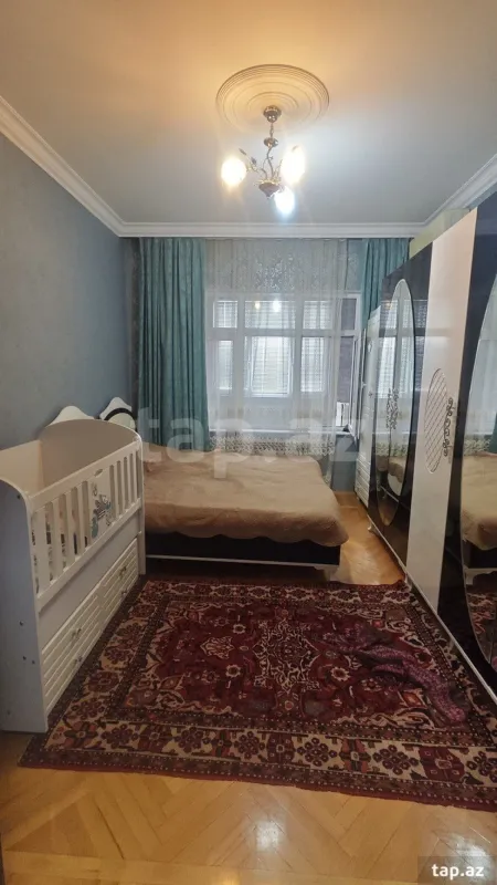 Satılır 5 otaqlı mənzil 130 m²