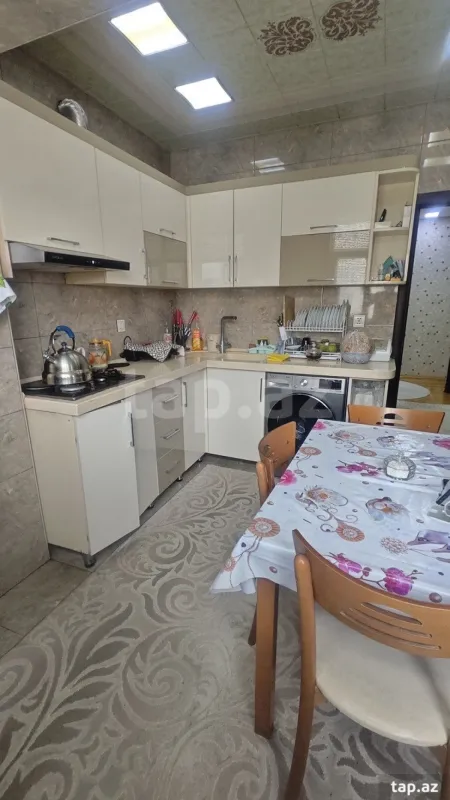 Satılır 5 otaqlı mənzil 130 m²
