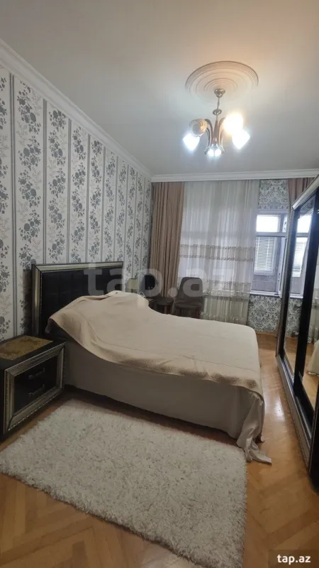 Satılır 5 otaqlı mənzil 130 m²