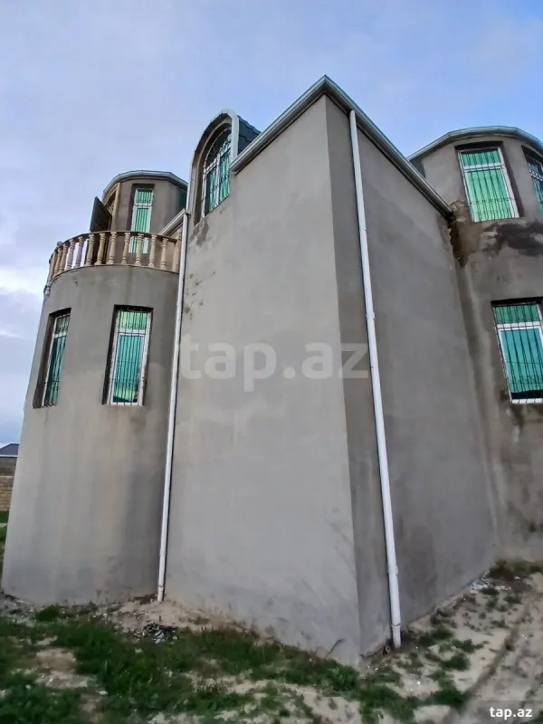 Satılır 8 otaqlı həyət evi 450 m²