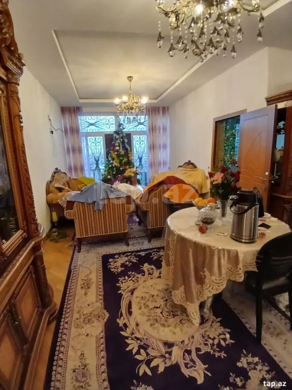 Satılır 8 otaqlı həyət evi 450 m²