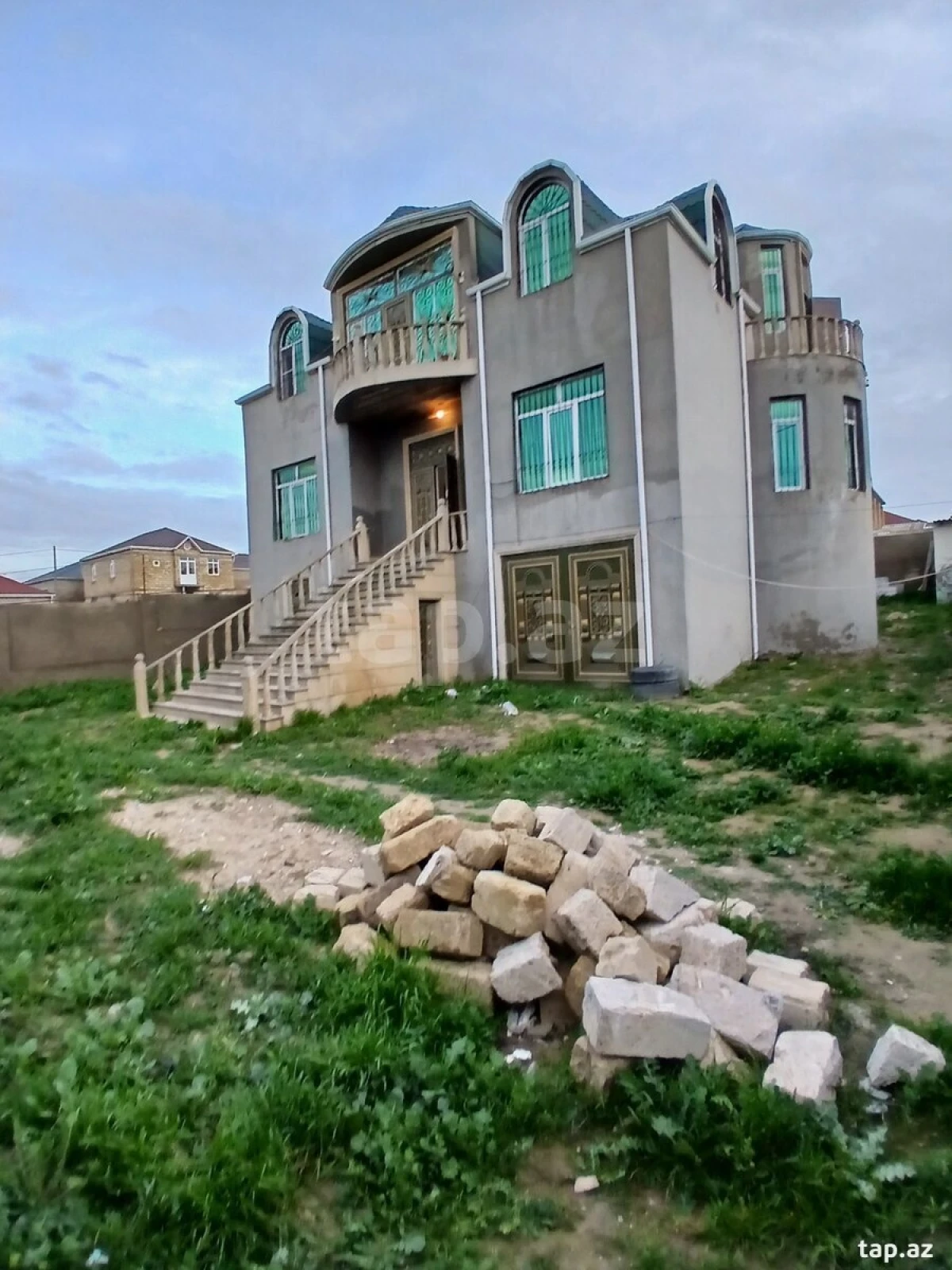 Satılır 8 otaqlı həyət evi 450 m²