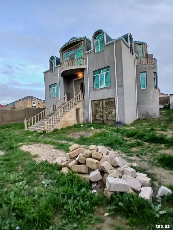 Satılır 8 otaqlı həyət evi 450 m²