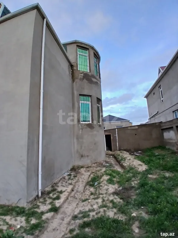 Satılır 8 otaqlı həyət evi 450 m²