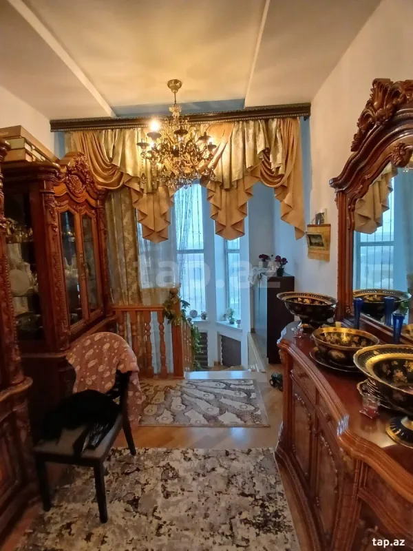 Satılır 8 otaqlı həyət evi 450 m²