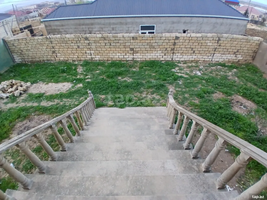 Satılır 8 otaqlı həyət evi 450 m²