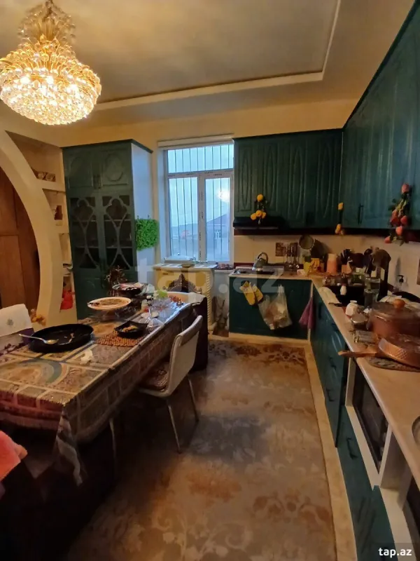Satılır 8 otaqlı həyət evi 450 m²