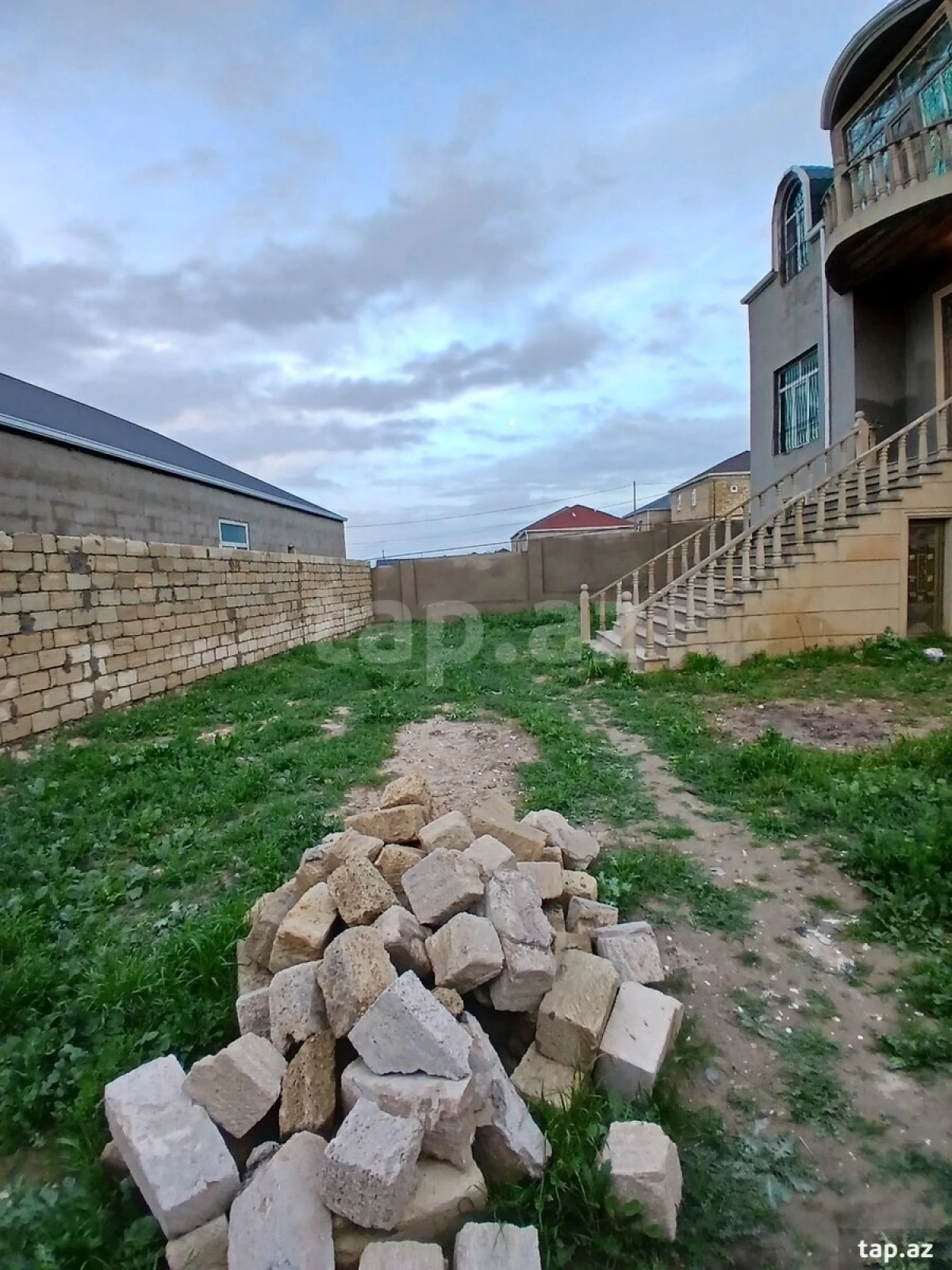 Satılır 8 otaqlı həyət evi 450 m²