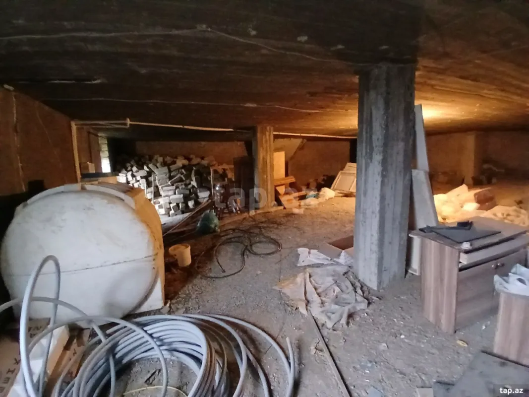 Satılır 8 otaqlı həyət evi 450 m²