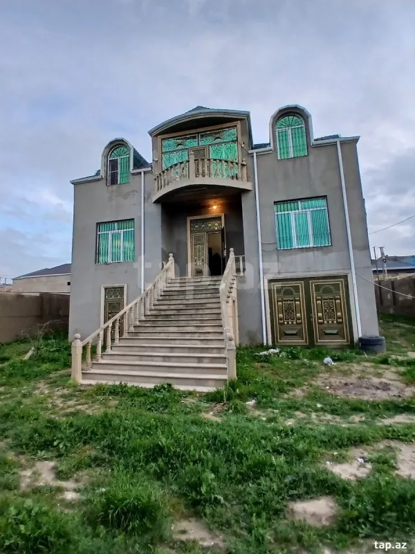 Satılır 8 otaqlı həyət evi 450 m²