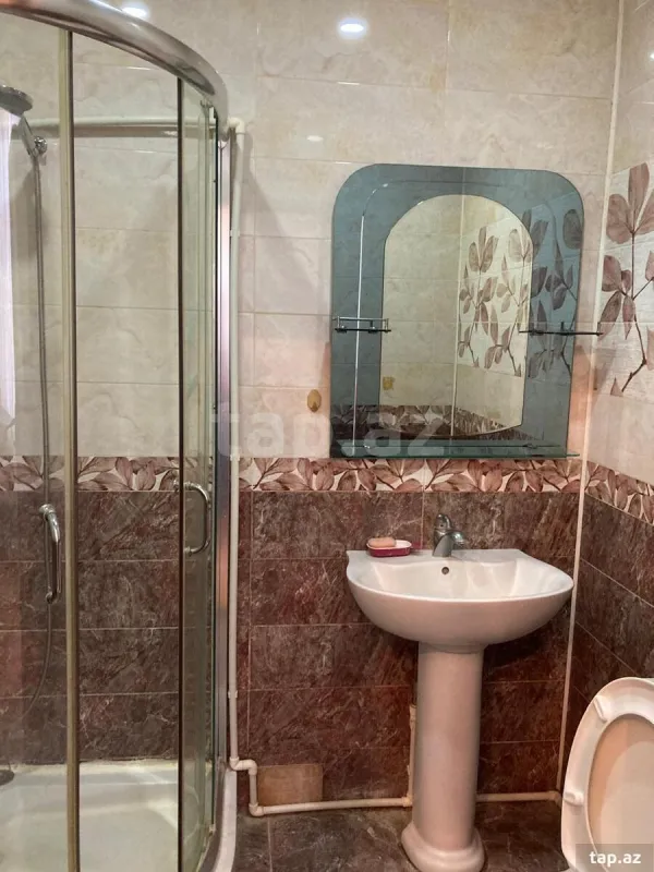 Kirayə verilir 3 otaqlı yeni tikili 140 m²