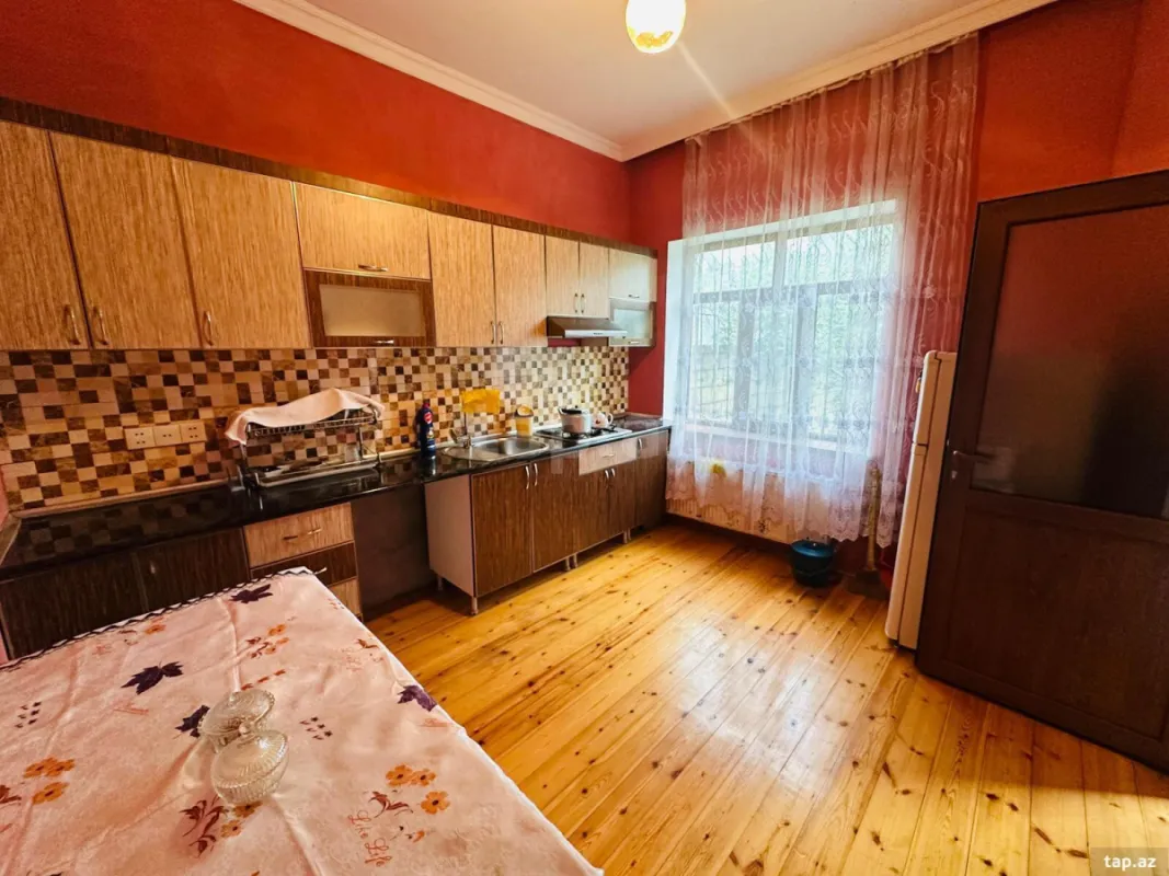 Satılır 6 otaqlı həyət evi 200 m²