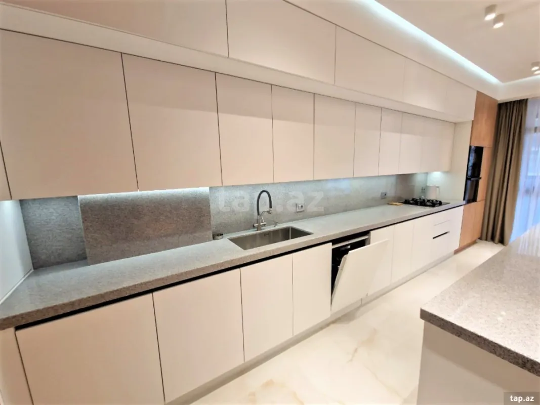 Kirayə verilir 3 otaqlı yeni tikili 180 m²