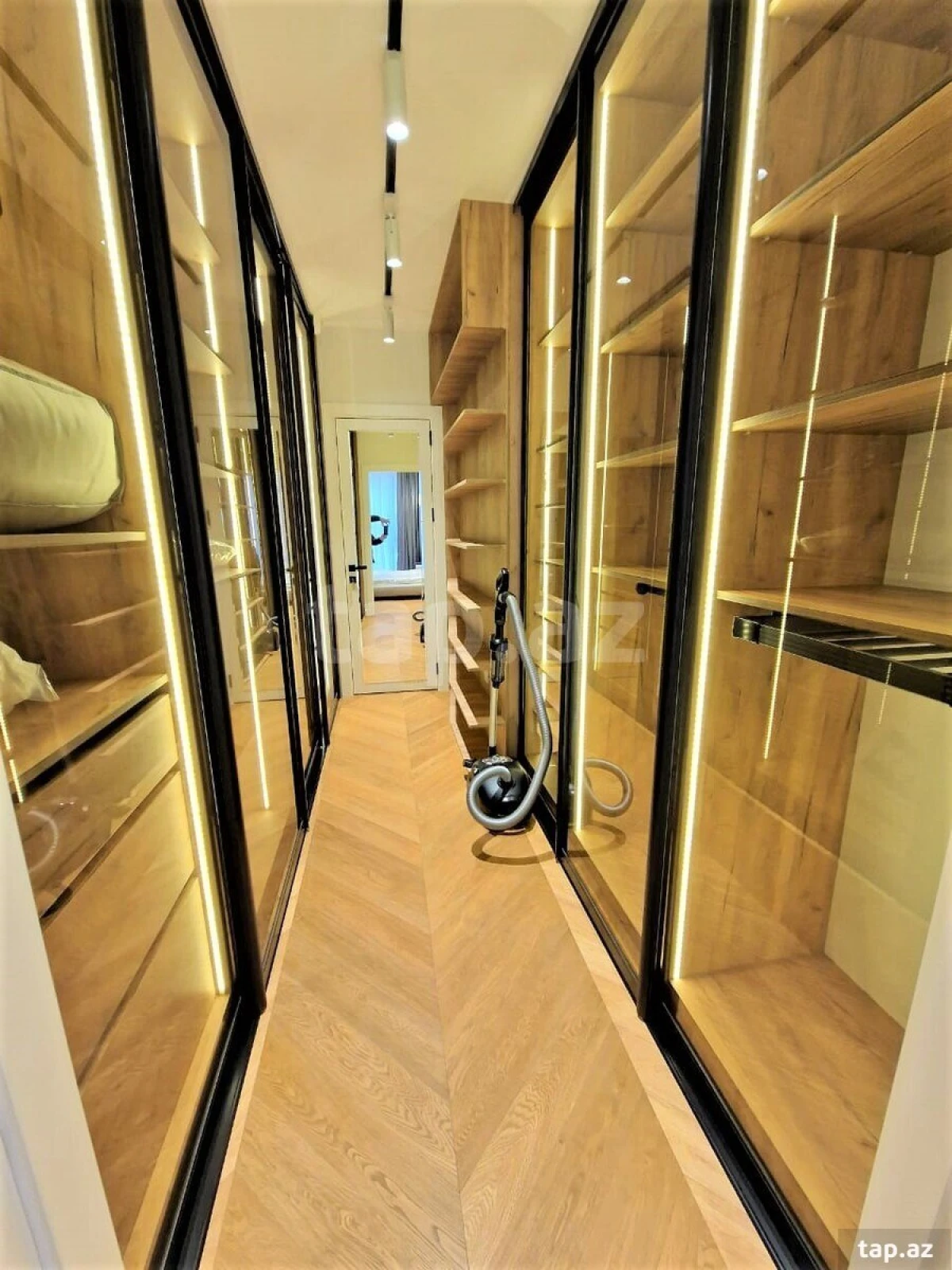 Kirayə verilir 3 otaqlı yeni tikili 180 m²