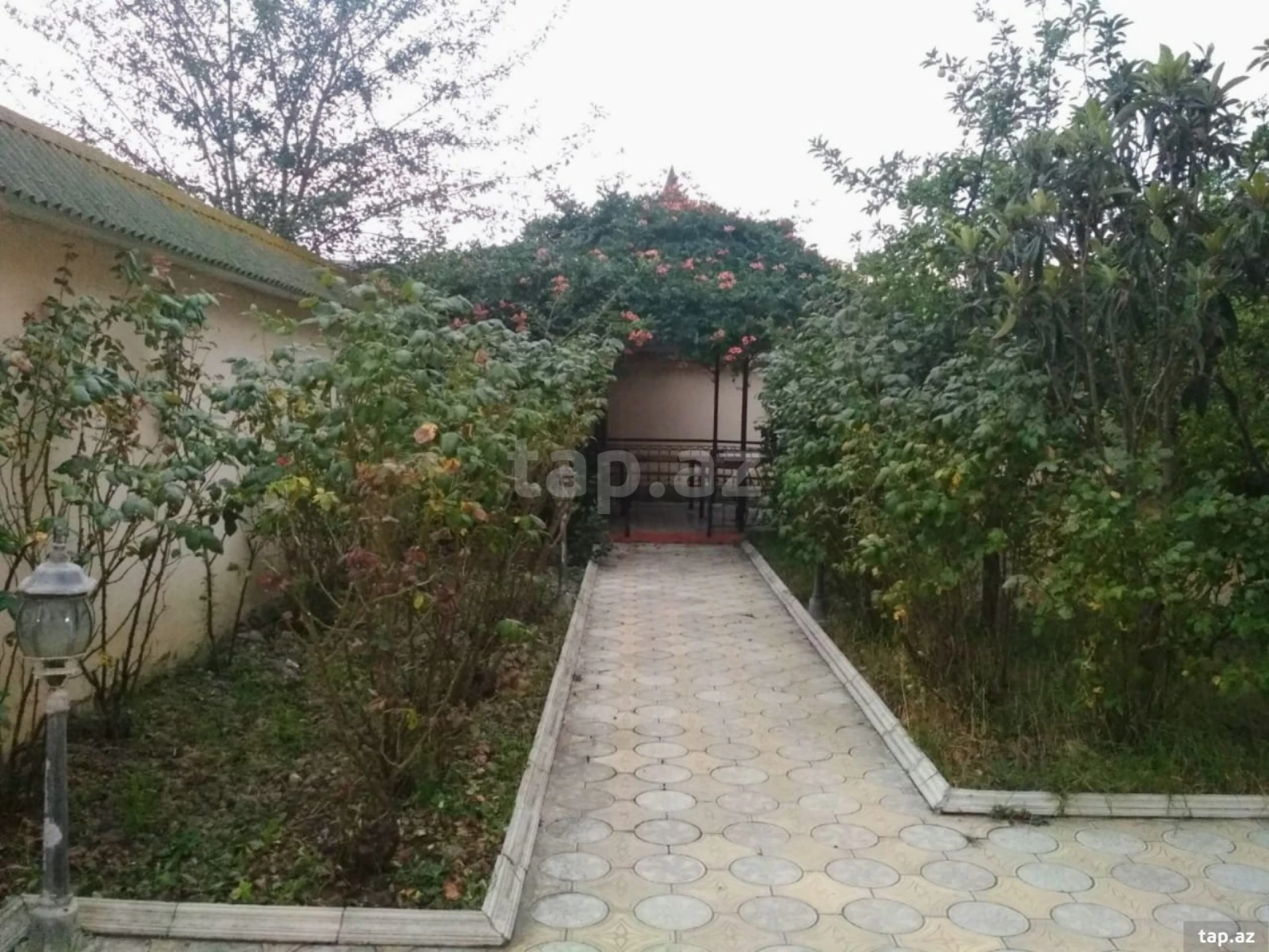 Satılır 4 otaqlı həyət evi 300 m²