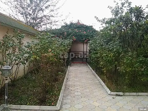 Satılır 4 otaqlı həyət evi 300 m²
