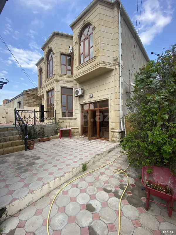 Satılır 7 otaqlı həyət evi 240 m²