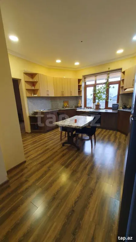 Satılır 6 otaqlı həyət evi 400 m²