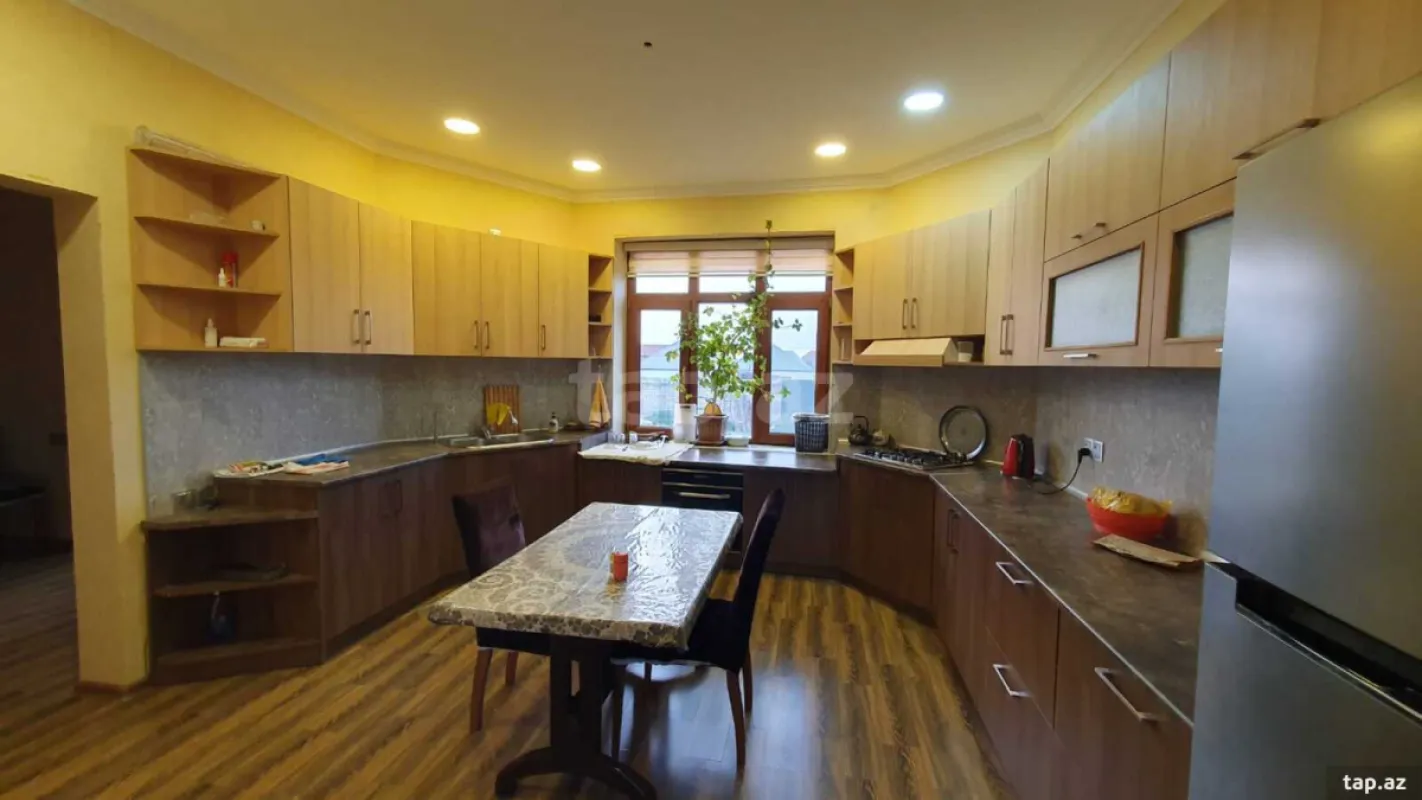 Satılır 6 otaqlı həyət evi 400 m²