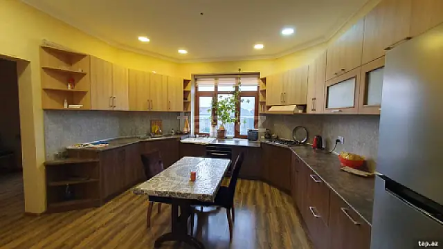 Satılır 6 otaqlı həyət evi 400 m²