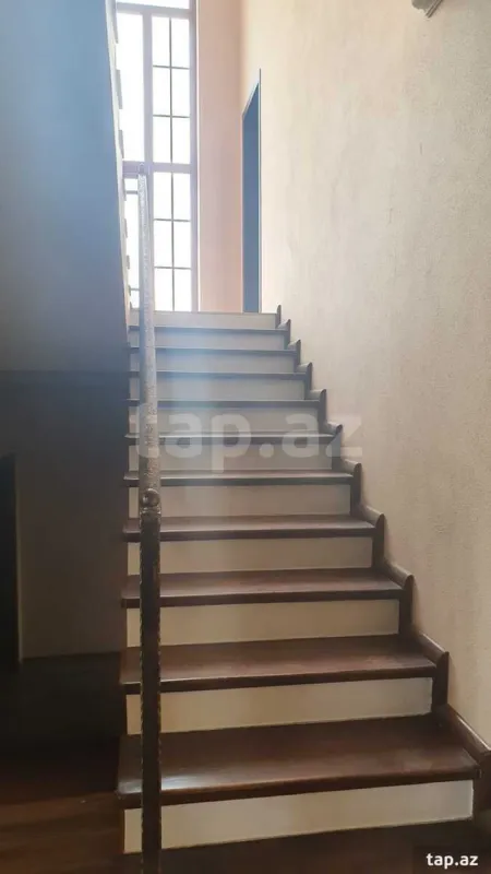 Satılır 6 otaqlı həyət evi 400 m²