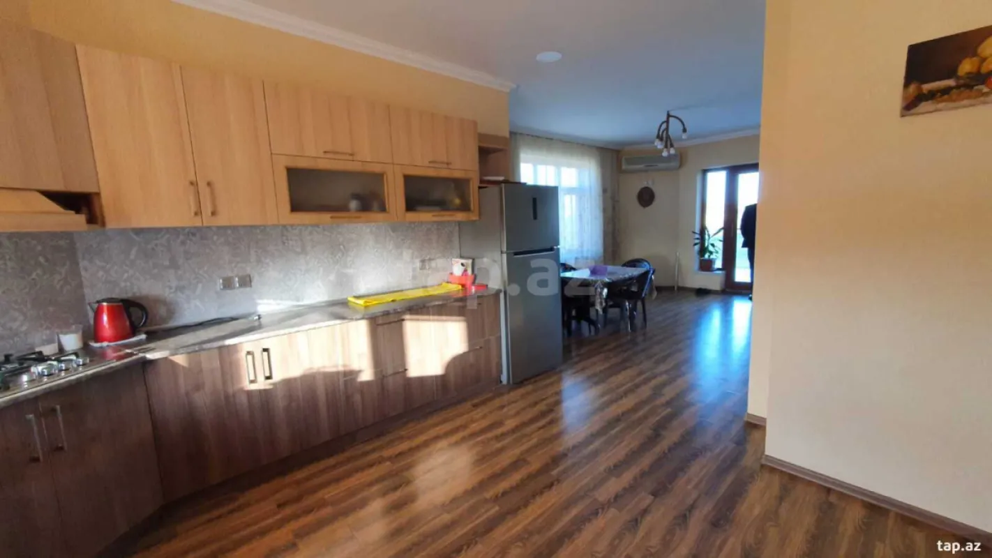 Satılır 6 otaqlı həyət evi 400 m²