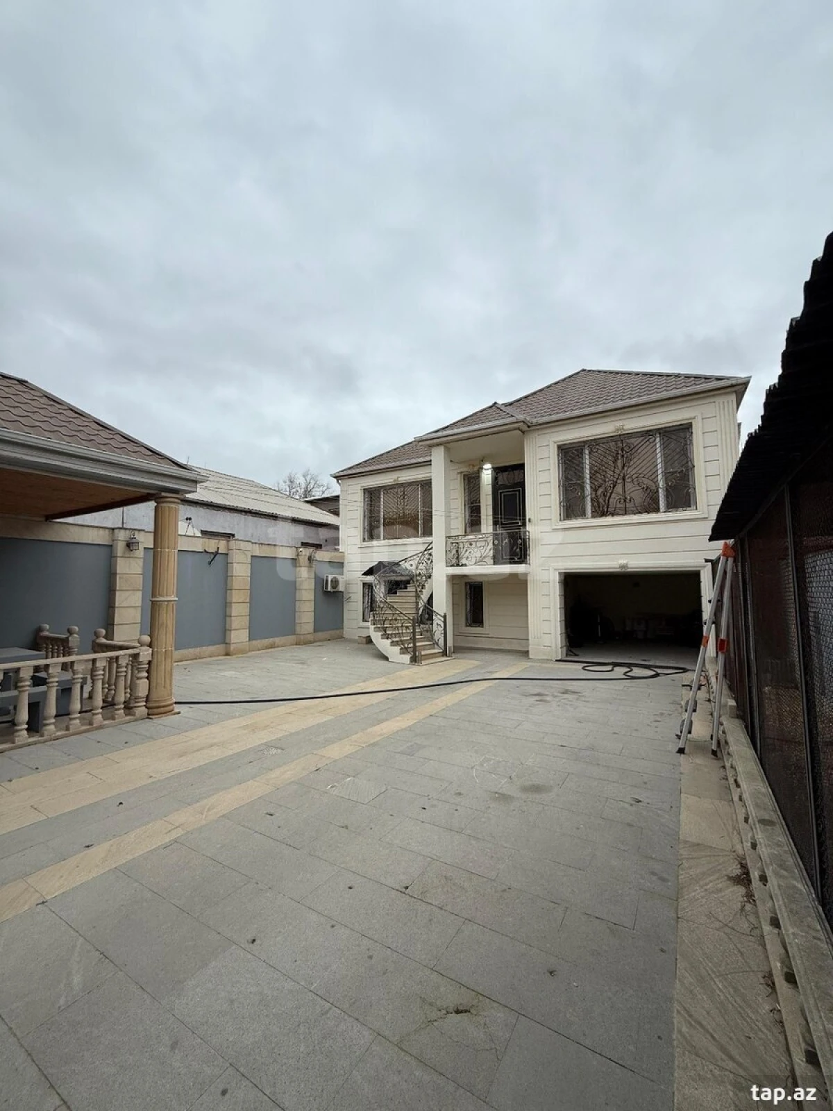 Satılır 5 otaqlı həyət evi 200 m²