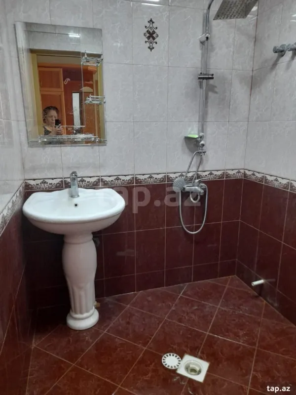 Kirayə verilir 3 otaqlı yeni tikili 150 m²