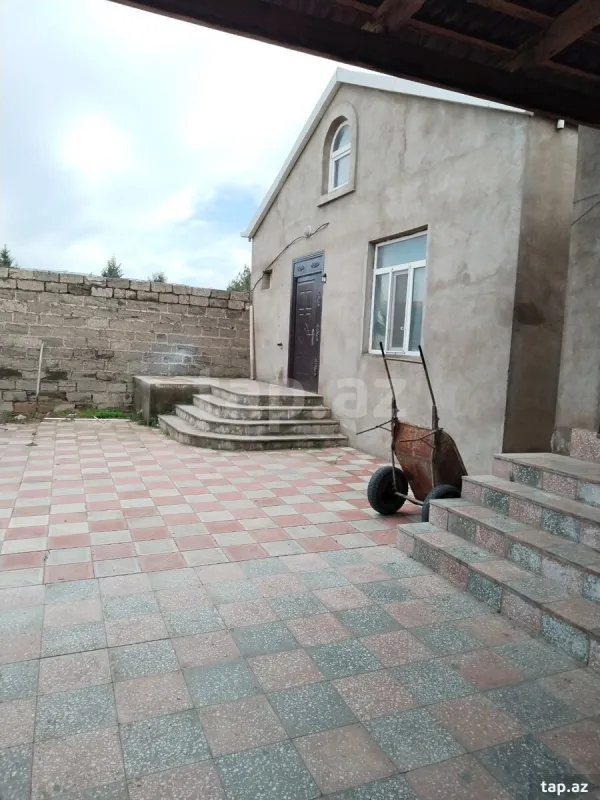 Satılır 10 otaqlı həyət evi 250 m²