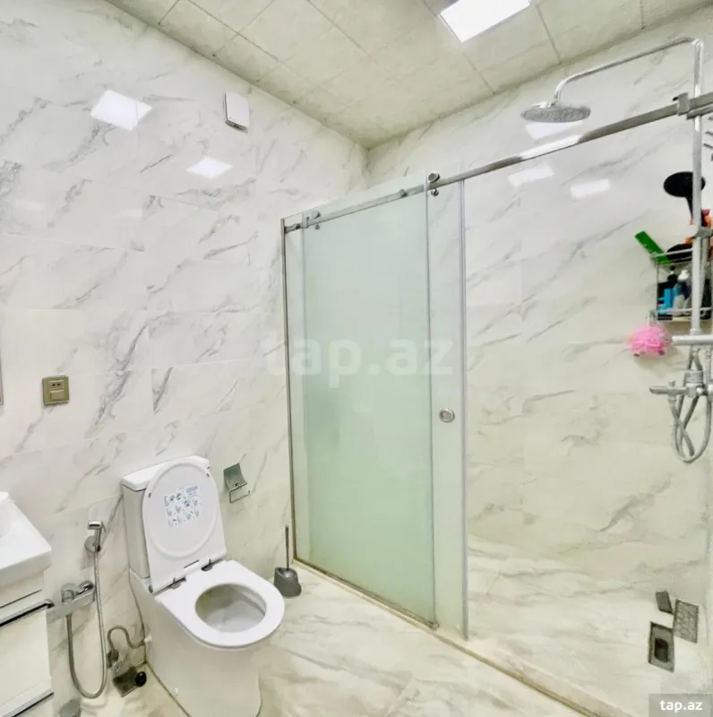 Kirayə verilir 3 otaqlı yeni tikili 140 m²