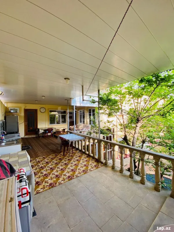 Satılır 10 otaqlı həyət evi 300 m²