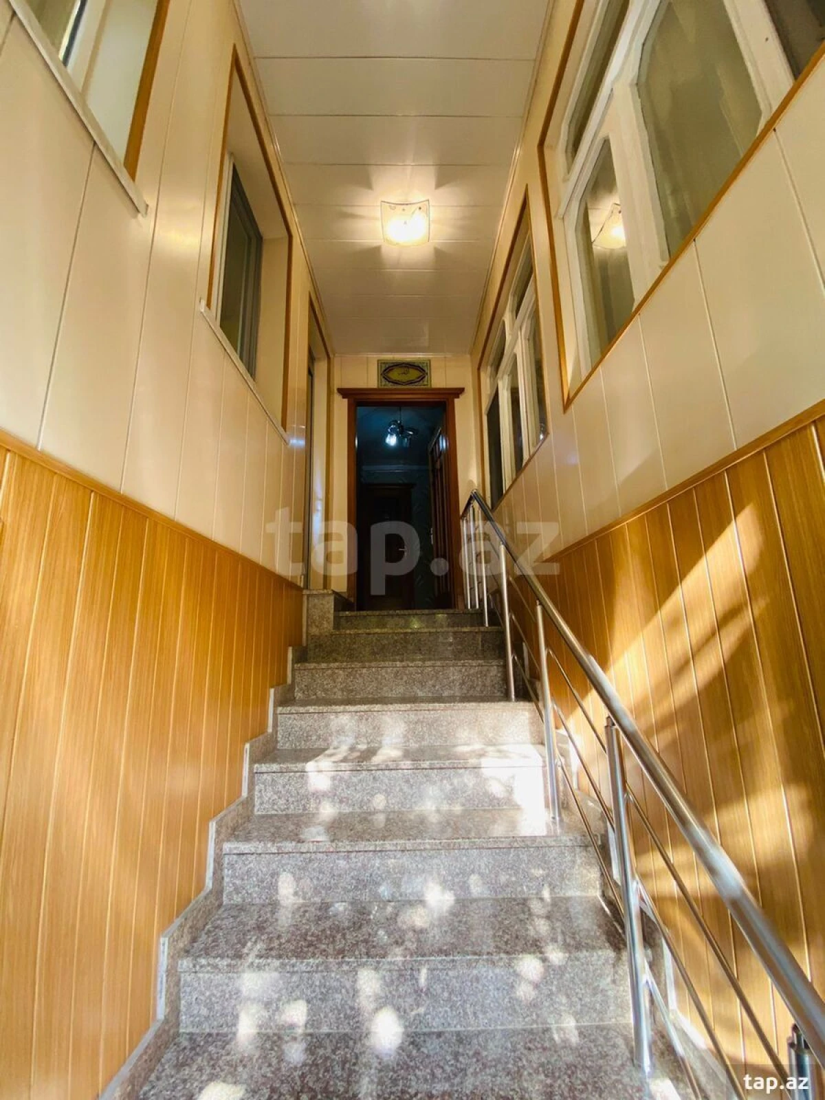 Satılır 10 otaqlı həyət evi 300 m²