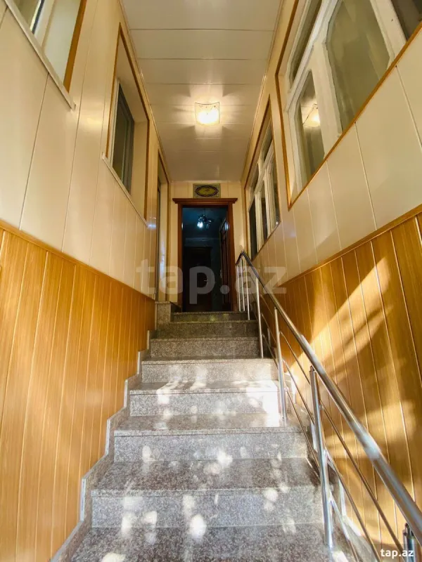 Satılır 10 otaqlı həyət evi 300 m²