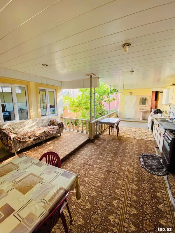 Satılır 10 otaqlı həyət evi 300 m²