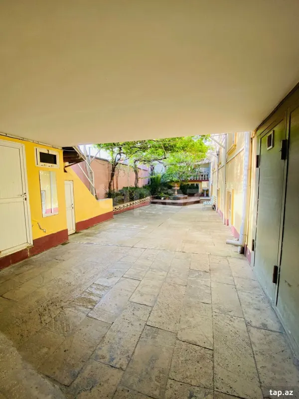 Satılır 10 otaqlı həyət evi 300 m²