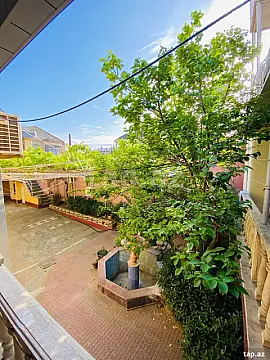 Satılır 10 otaqlı həyət evi 300 m²