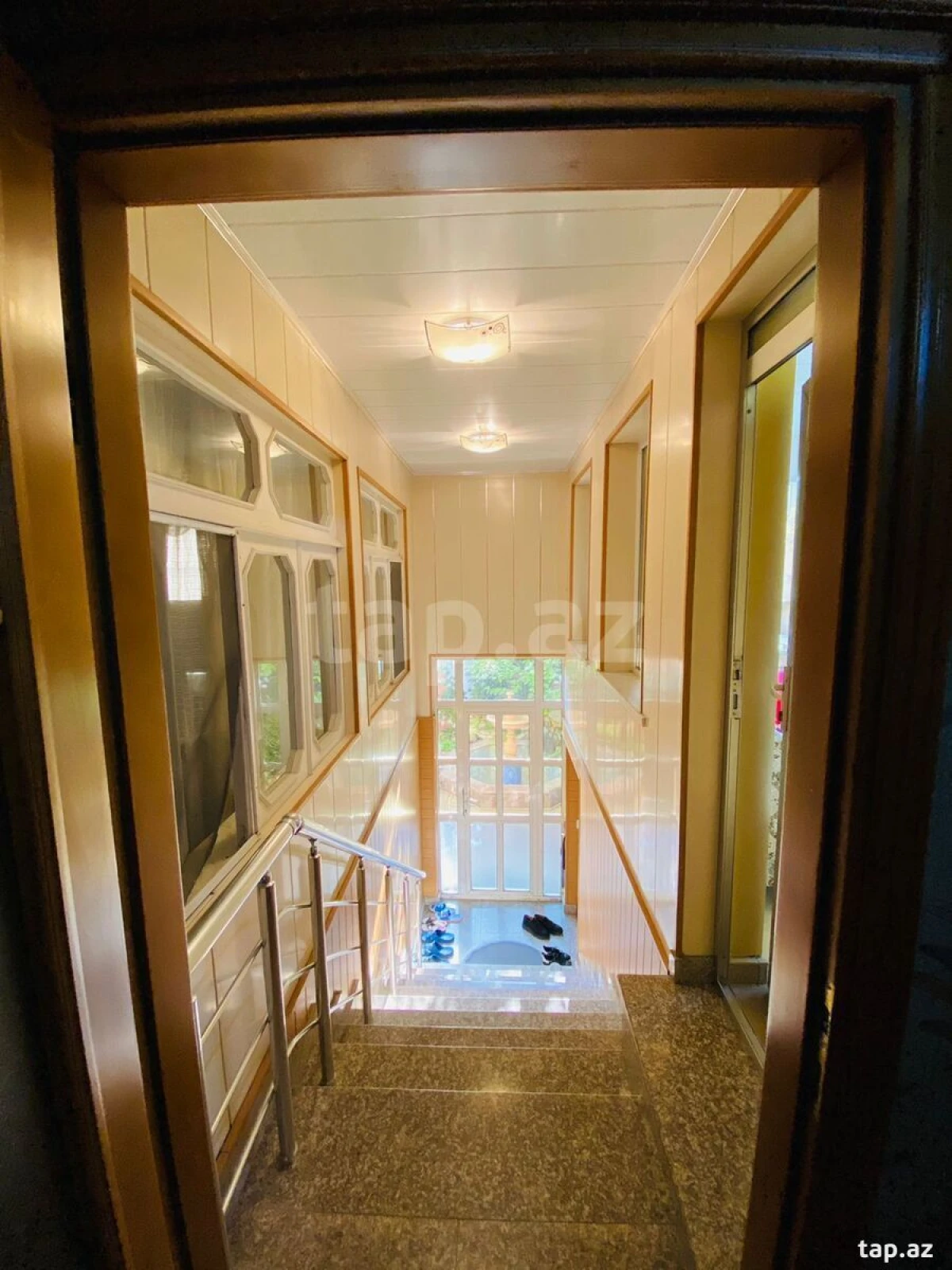 Satılır 10 otaqlı həyət evi 300 m²