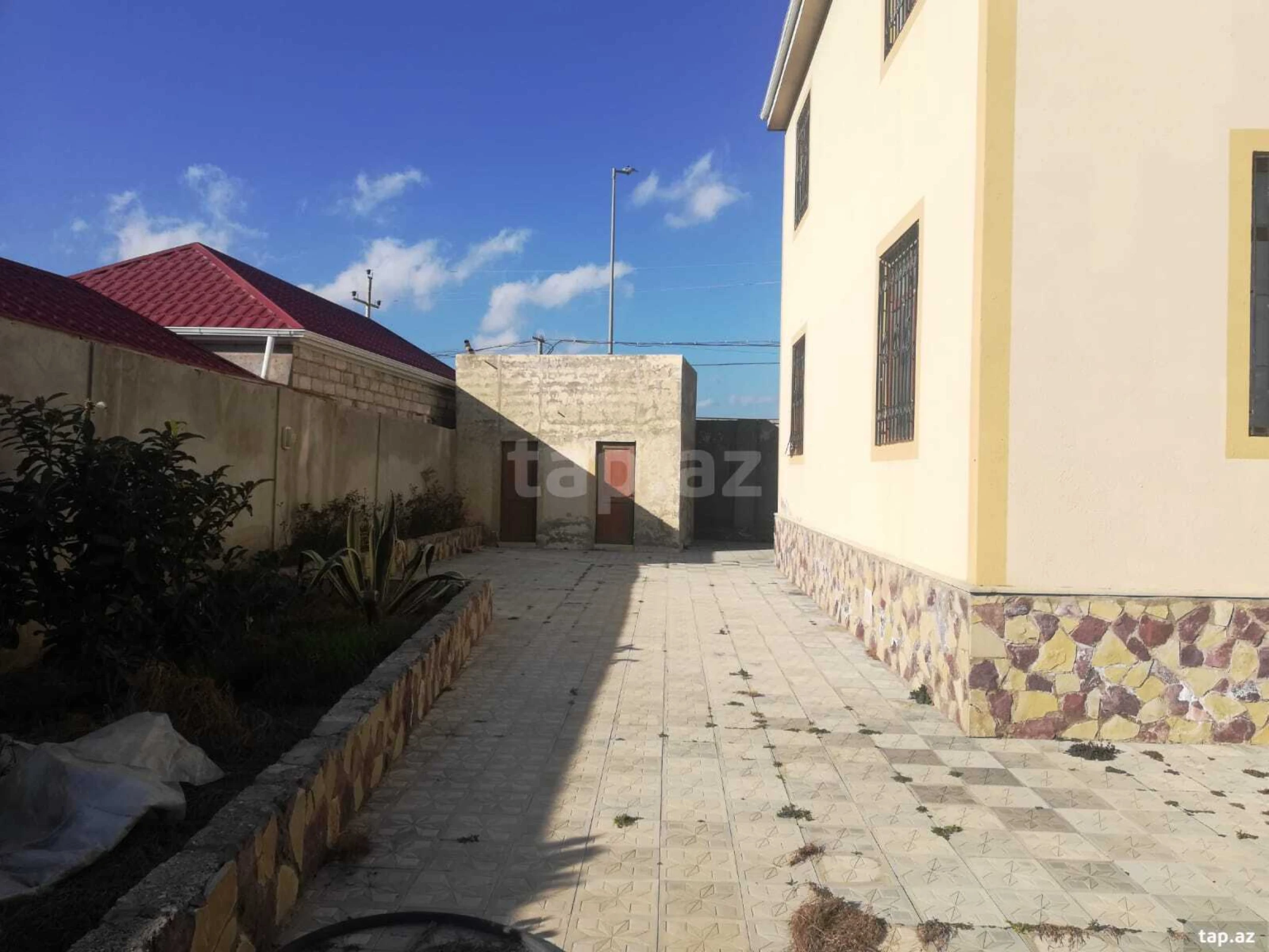 Satılır 6 otaqlı həyət evi 200 m²