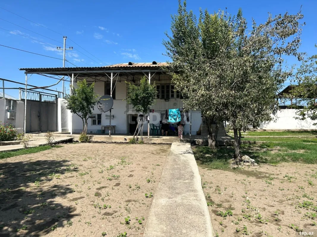 Satılır 5 otaqlı həyət evi 180 m²