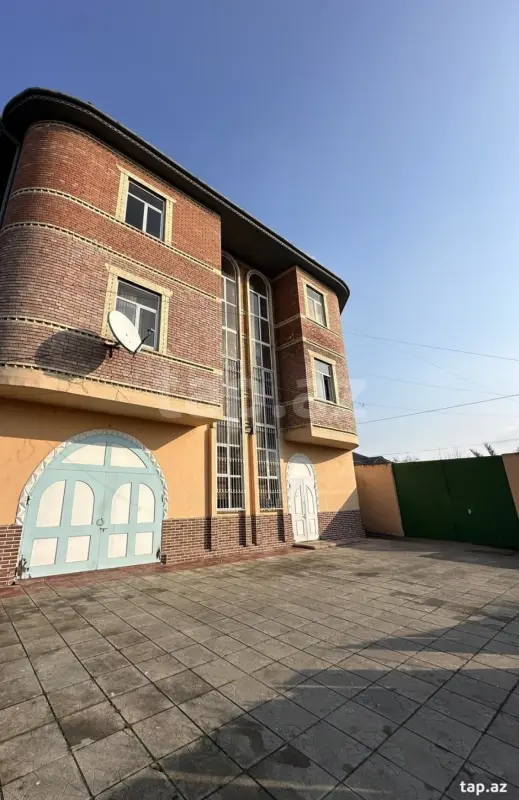 Satılır 10 otaqlı həyət evi 300 m²