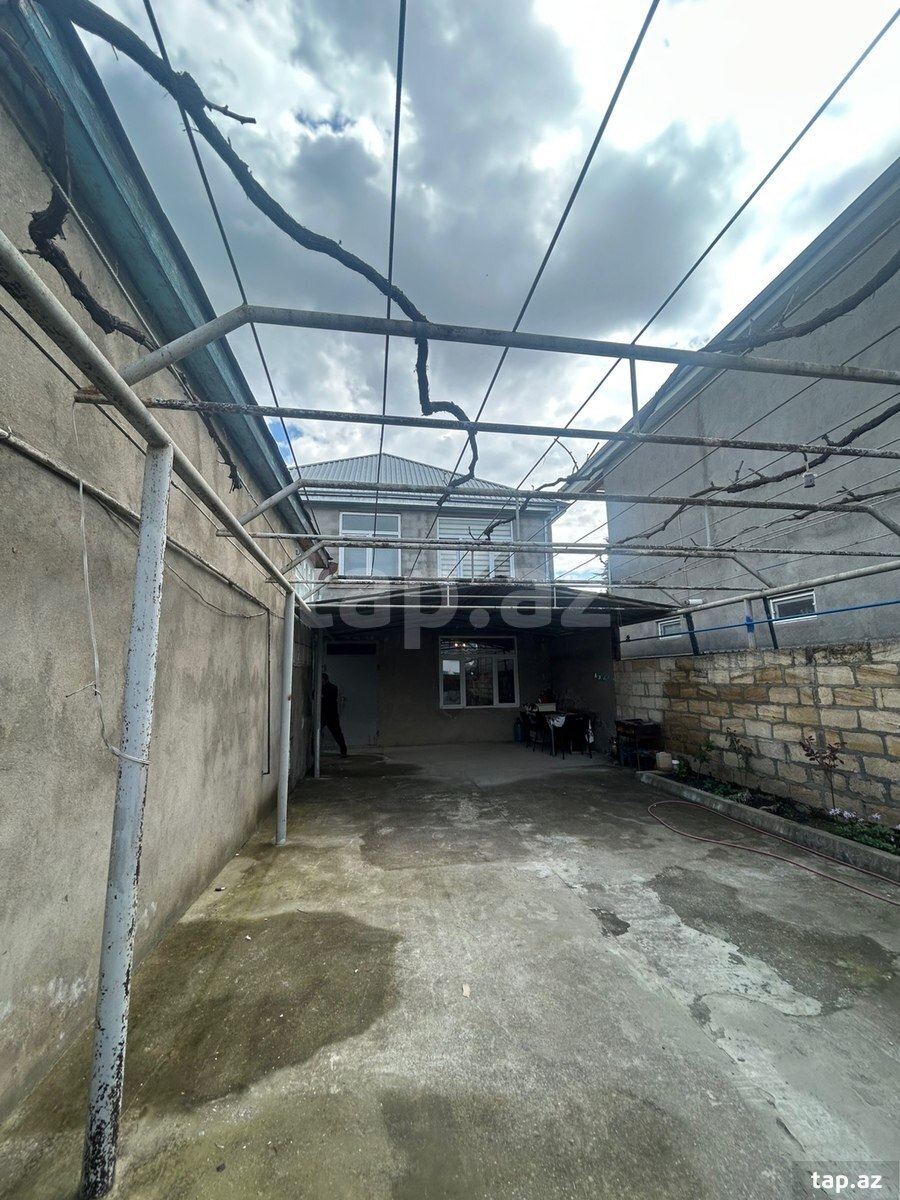 Satılır 8 otaqlı həyət evi 260 m²