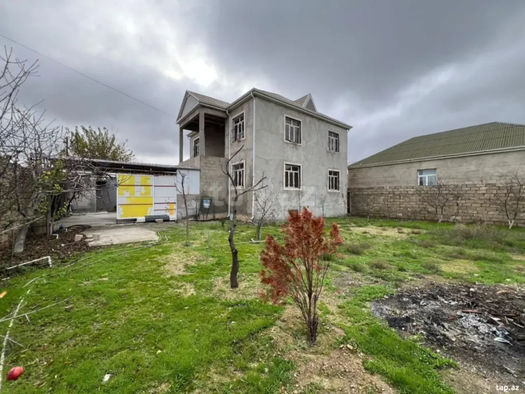Satılır 7 otaqlı həyət evi 200 m²