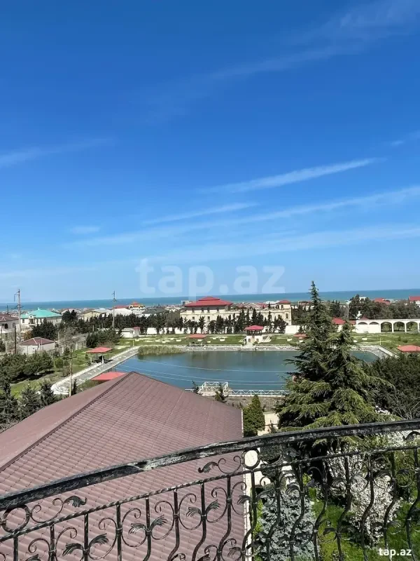 Satılır 8 otaqlı həyət evi 600 m²