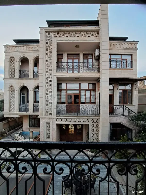 Satılır 11 otaqlı həyət evi 1000 m²