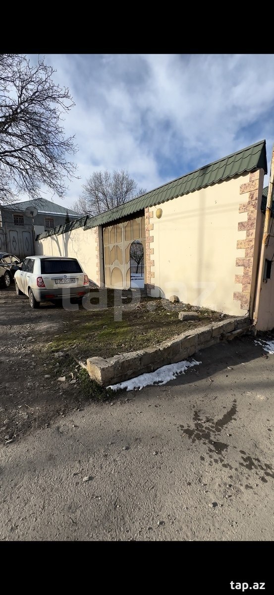 Satılır 12 otaqlı həyət evi 800 m²