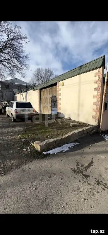 Satılır 12 otaqlı həyət evi 800 m²