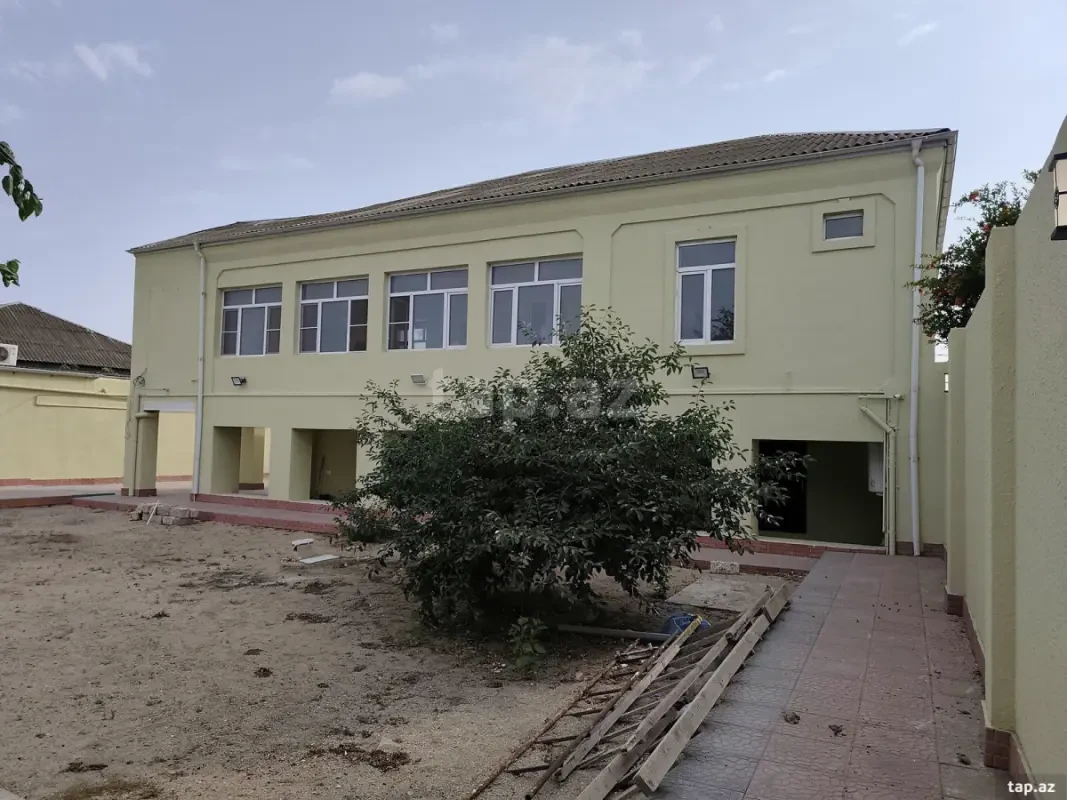 Satılır 4 otaqlı həyət evi 240 m²