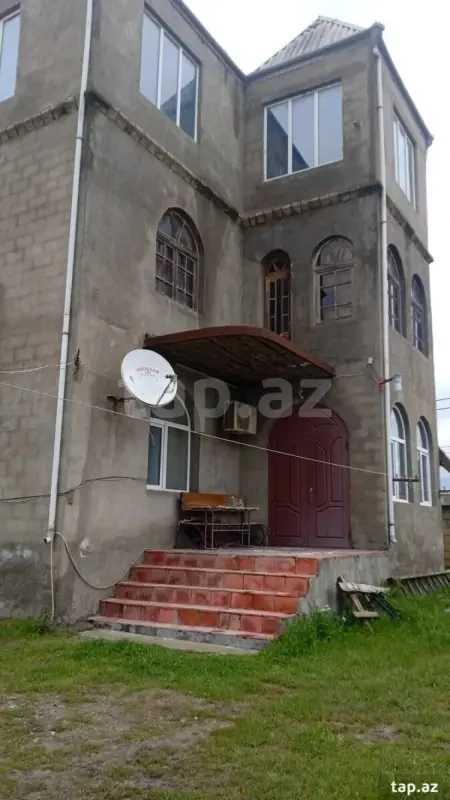 Satılır 9 otaqlı həyət evi 360 m²