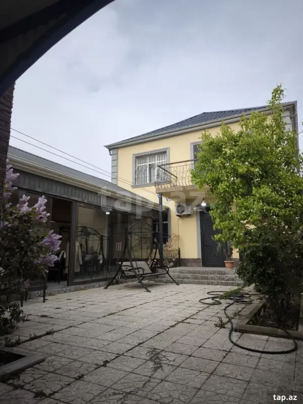 Satılır 5 otaqlı həyət evi 242 m²