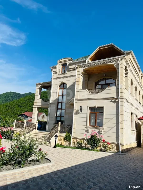 Satılır 6 otaqlı həyət evi 440 m²
